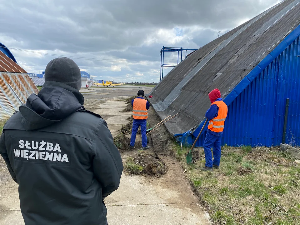 Skazańcy na piotrkowskim lotnisku - Zdjęcie główne