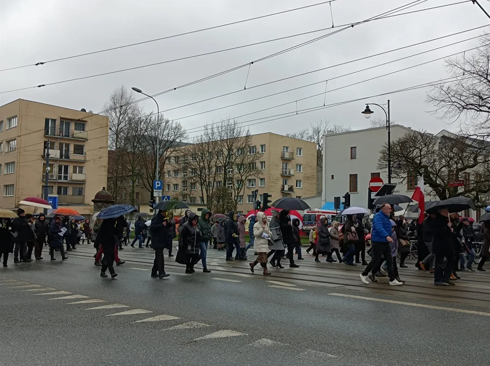 Marsz papieski w Łodzi. Setki łodzian ruszyło ulicami miasta [zdjęcia]