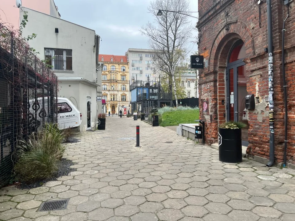 Doki zmieniają miejsce. Już nie będą przy samym wejściu na OFF Piotrkowska w Łodzi. Przenoszą się głębiej w podwórko.