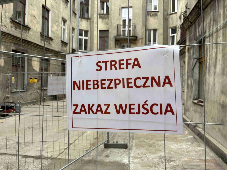 Powrót mieszkańców do kamienicy przy ul. Próchnika 44 w Łodzi