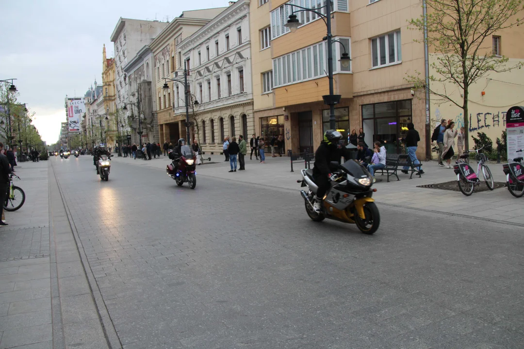 Wielka parada motocyklowa na ulicy Piotrkowskiej w Łodzi