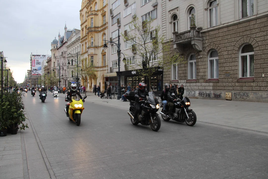 Wielka parada motocyklowa na ulicy Piotrkowskiej w Łodzi