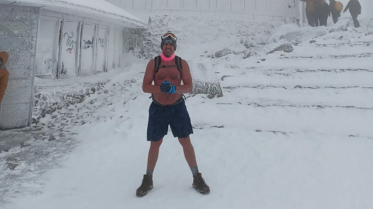 „Biegłem przy minus 18°C. Zobaczyła to starsza pani. Odłożyła zakupy i się przeżegnała” – opowiada Paweł Osiełkowski - Zdjęcie główne