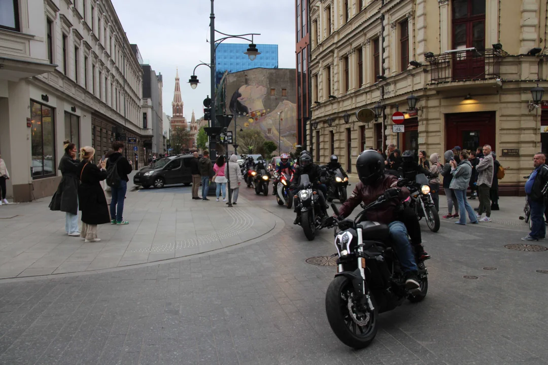 Wielka parada motocyklowa na ulicy Piotrkowskiej w Łodzi