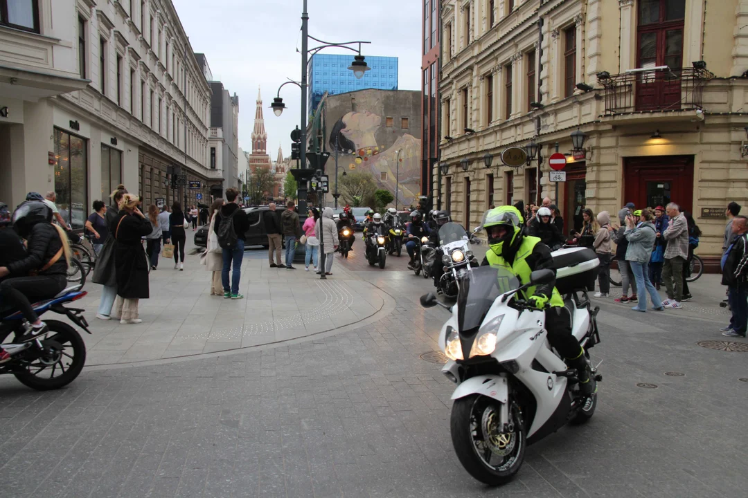 Wielka parada motocyklowa na ulicy Piotrkowskiej w Łodzi