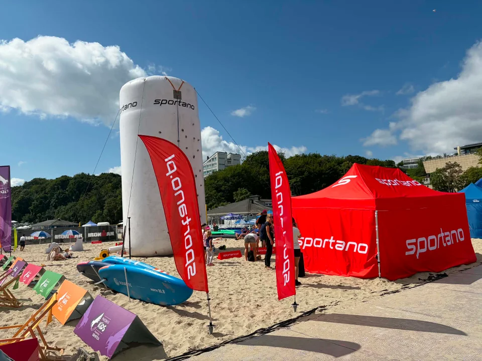Plaża Miejska w Gdyni tętni życiem. Tłumy korzystają z atrakcji Baltic Sail i Ironman