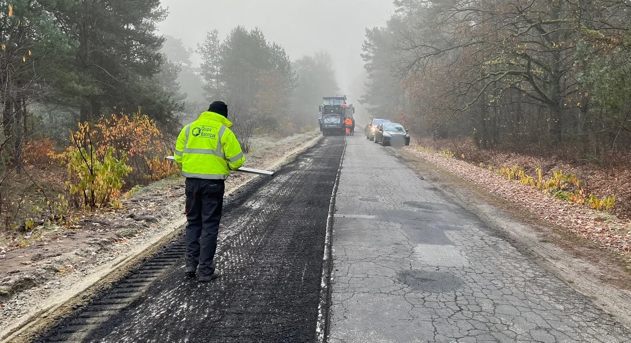 Trwa budowa powiatowej drogi. Powstaje inwestycja za ponad 2 mln [ZDJĘCIA] - Zdjęcie główne