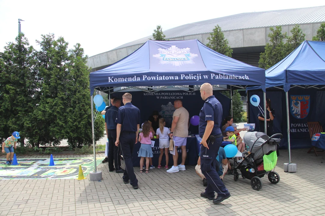 Piknik rodzinny "Bezpieczne Wakacje z Mundurem" pod Atlas Areną