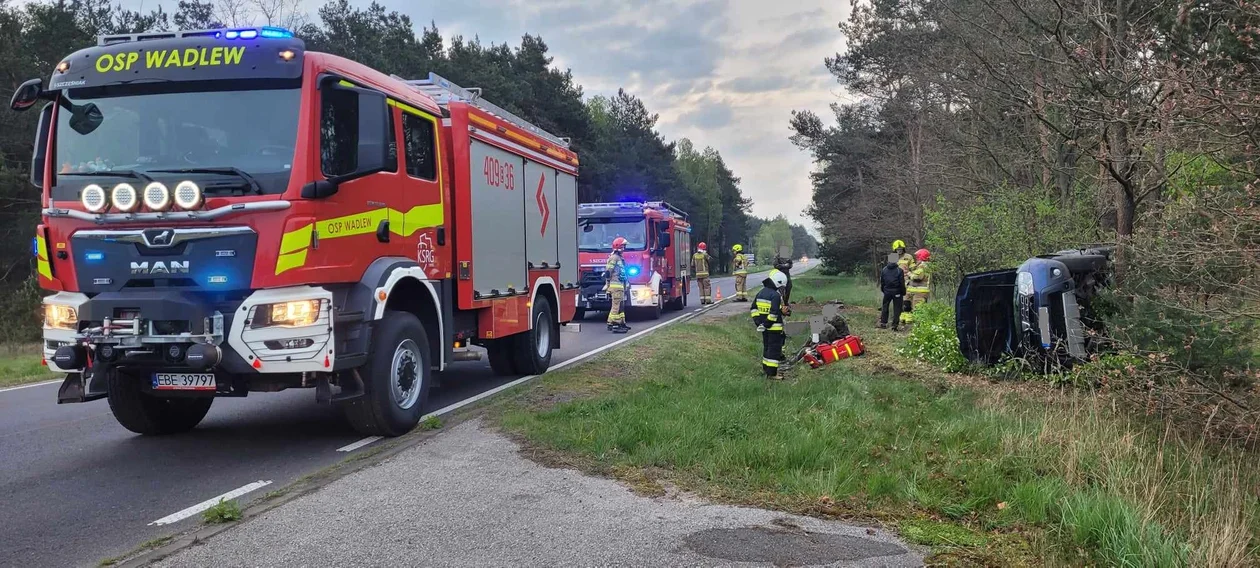 Samochód dachował w gminie Drużbice. Kierowca próbował uniknąć zderzenia [FOTO] - Zdjęcie główne