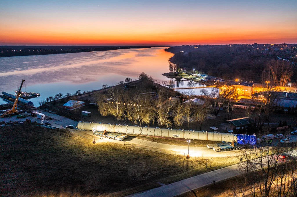 555-tonowy kolos na ulicach Płocka. Tak wyglądał transport gigantycznej kolumny do Orlenu [ZDJĘCIA]