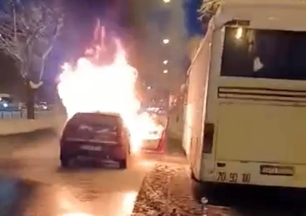 Pożar samochodu w Łodzi. Wieczorny pożar na ul. Dąbrowskiego.
