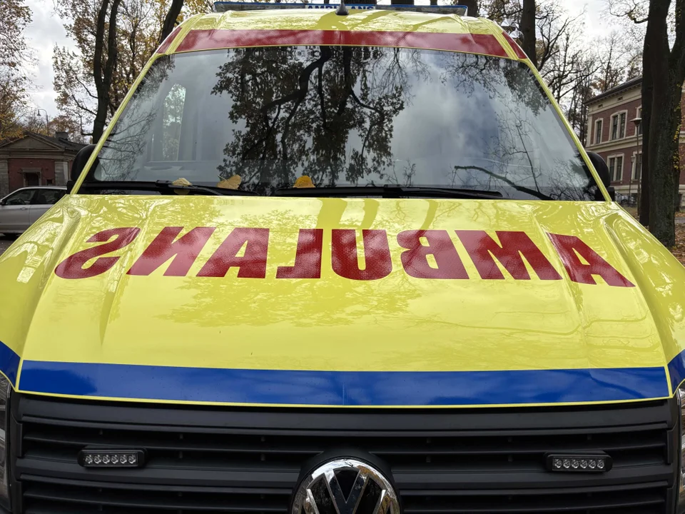 Szpital przy ul. Milionowej w Łodzi z nowym ambulansem