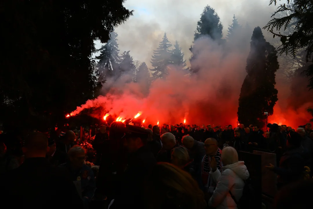 Pogrzeb Igora Sypniewskiego w Łodzi. Kibicie żegnali wychowanka ŁKS-u.