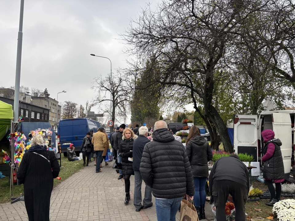 Korki w okolicach cmentarza na Dołach