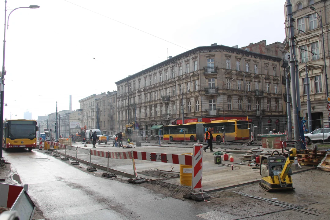 Trwa łączenie nowego torowiska ze starym przy ul.Legionów w Łodzi