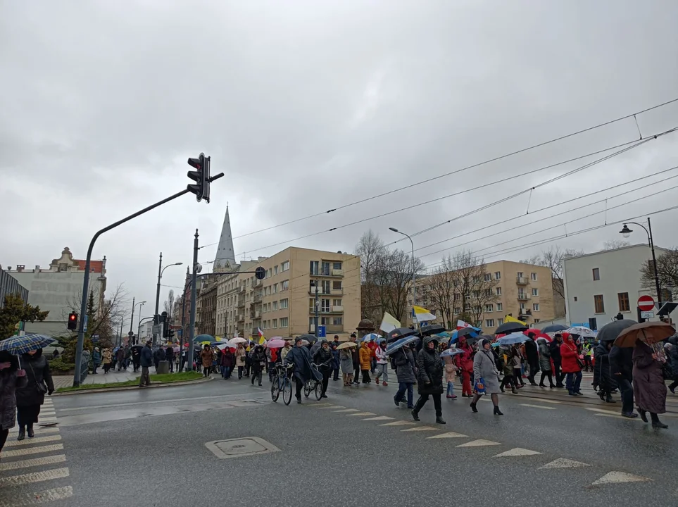 Marsz papieski w Łodzi. Setki łodzian ruszyło ulicami miasta [zdjęcia]