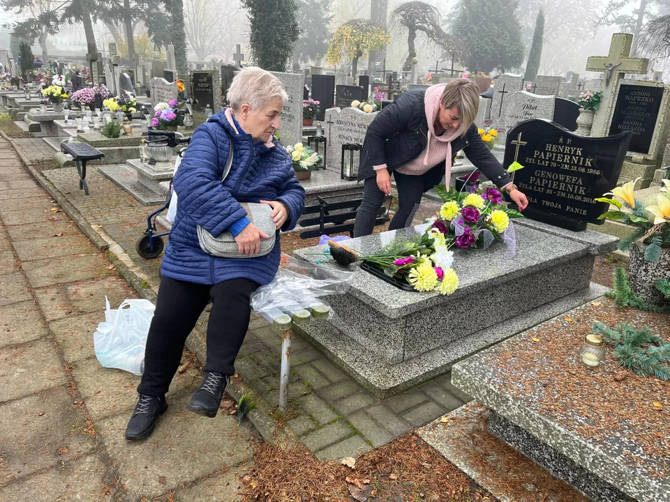 Przygotowania do Wszystkich Świętych w pełni na cmentarzu Rzymskokatolickim p. wezw. św. Franciszka na Chojny