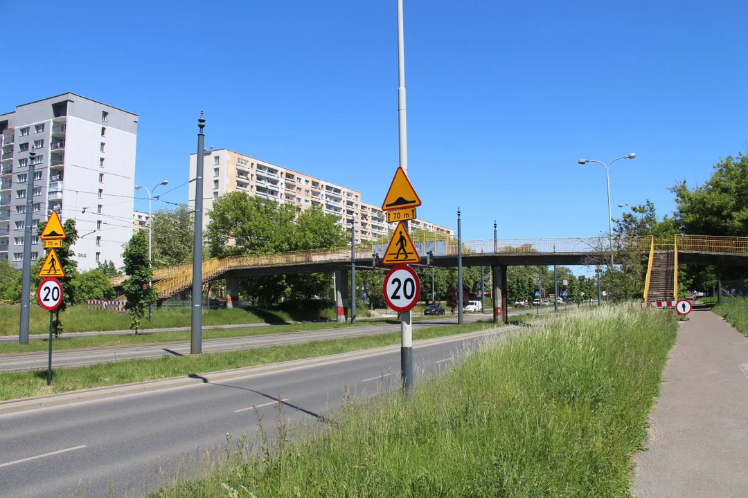 Tymczasowe przejścia dla pieszych na al. Wyszyńskiego prawie gotowe