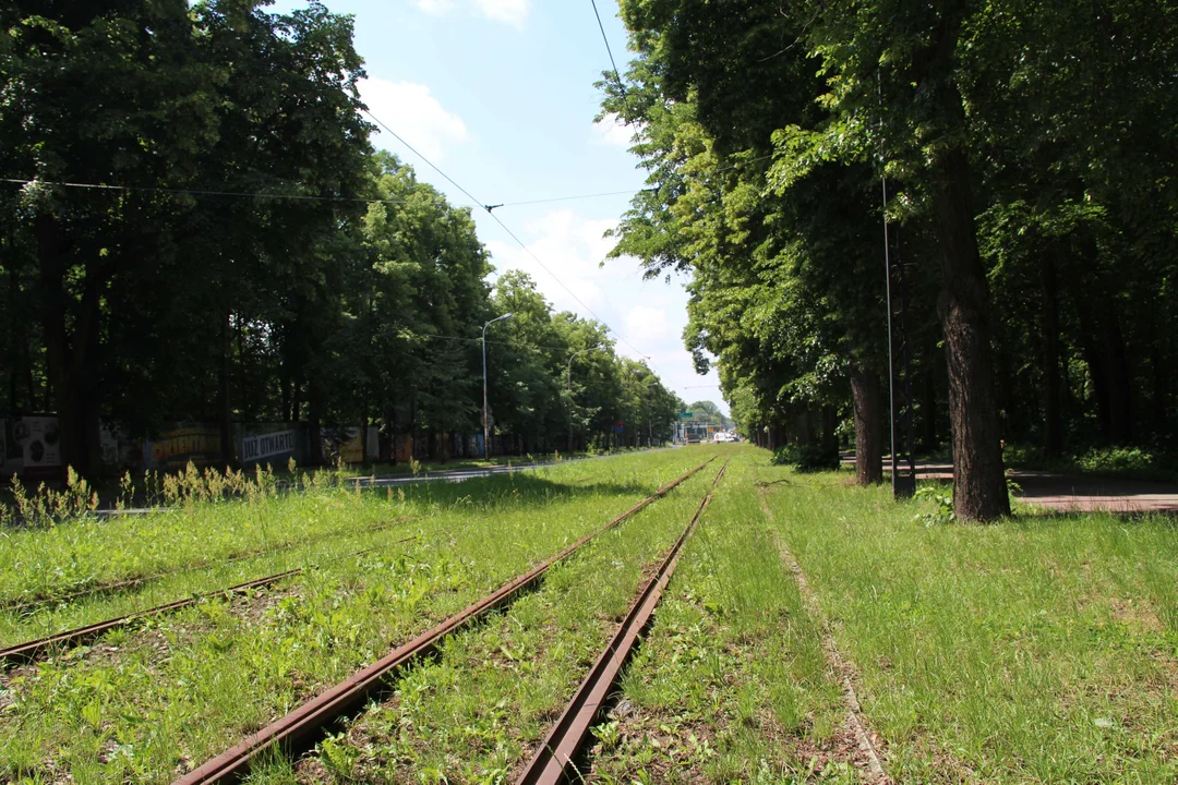 Nieczynne przystanki tramwajowe przy Konstantynowskiej