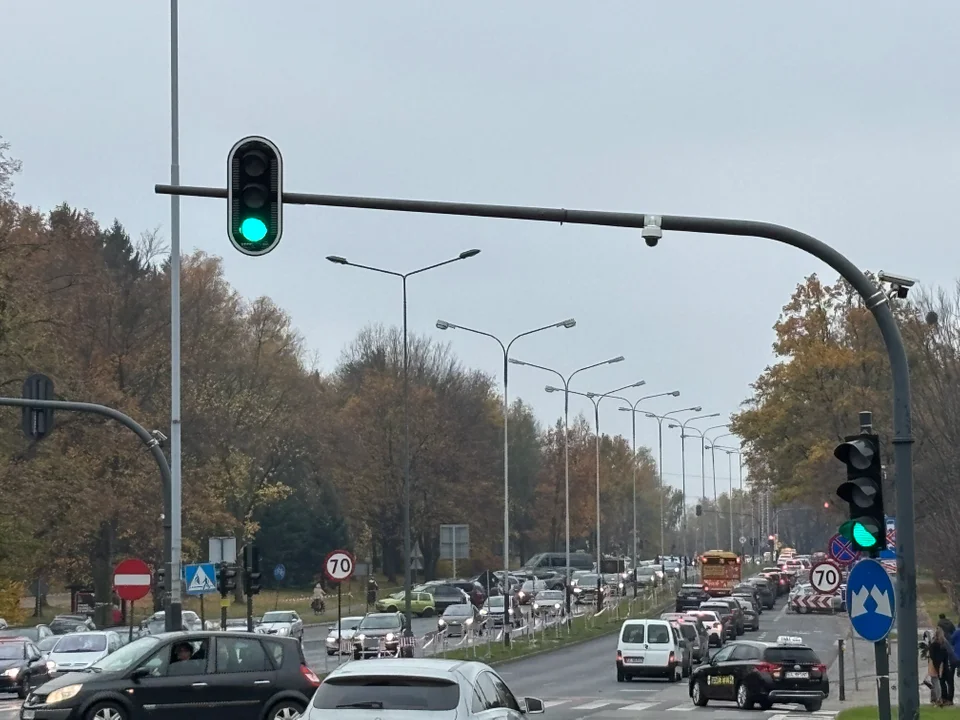 Korki w okolicach cmentarza na Dołach