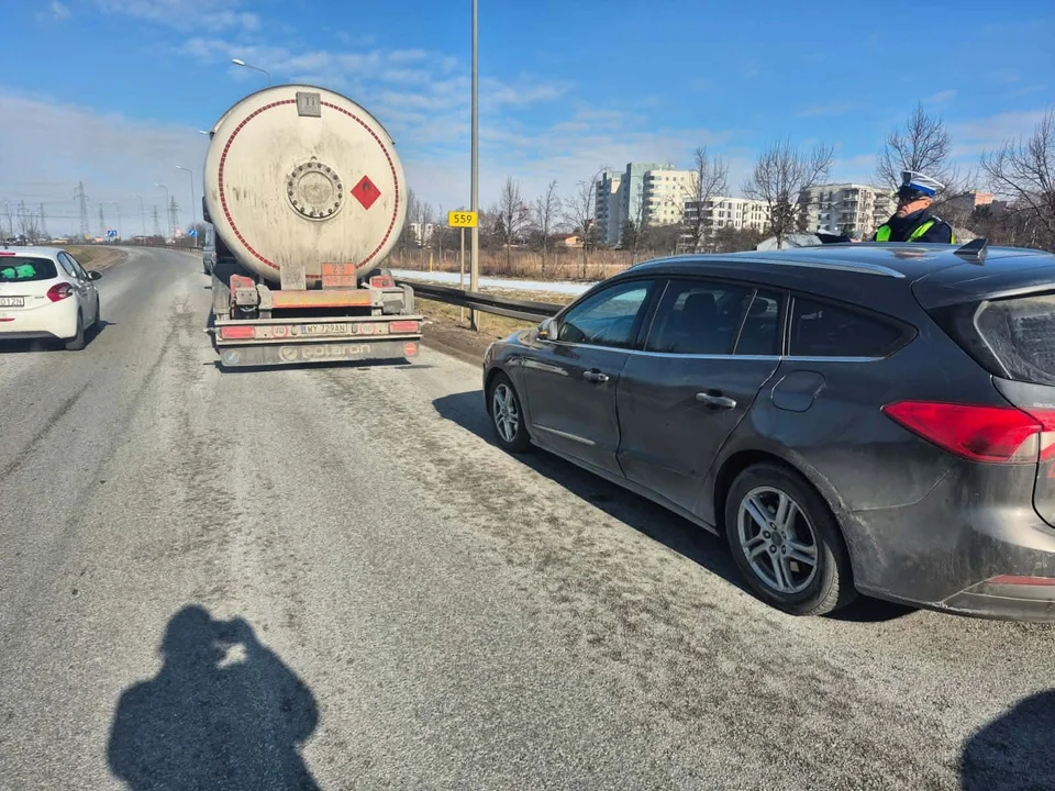 Chwile grozy na drodze w Płocku. Kobieta trafiła do szpitala! [ZDJĘCIA] - Zdjęcie główne
