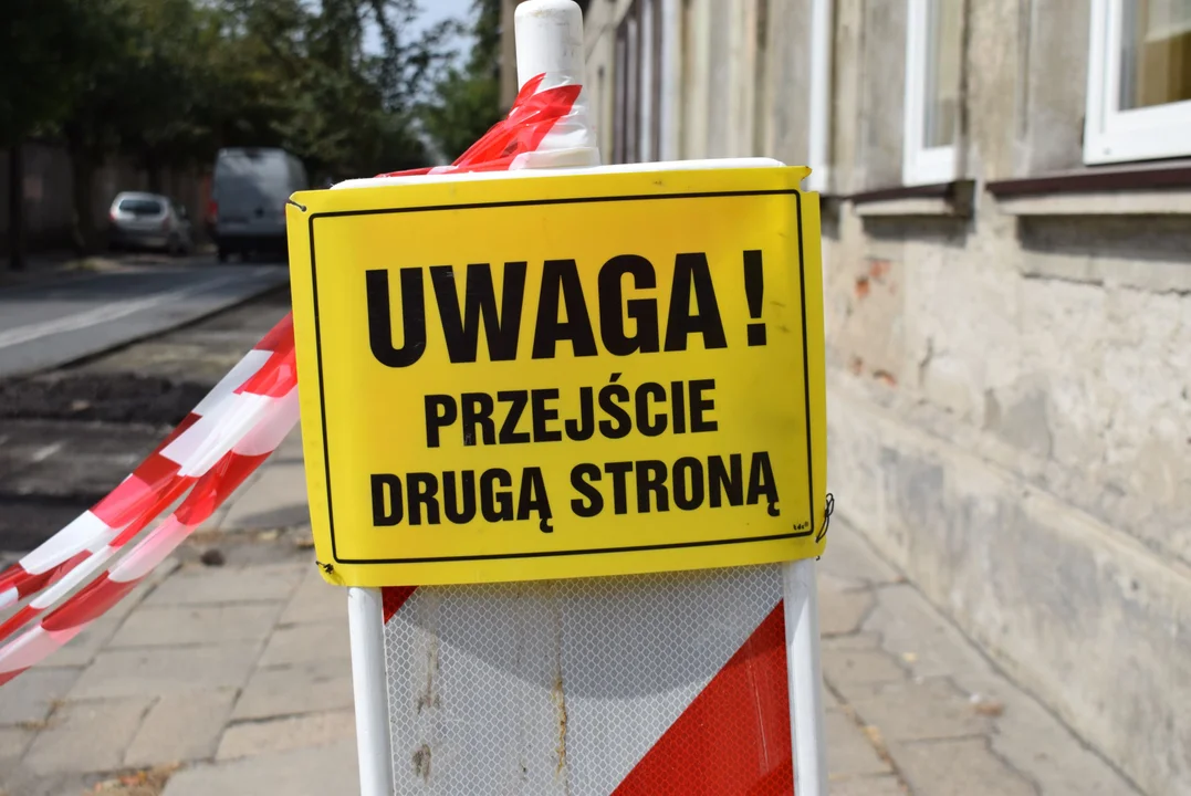 Głębokie wykopy, zdarty asfalt i zakaz wjazdu – ulica Dąbrowskiego w Zgierzu w remoncie [ZDJĘCIA] - Zdjęcie główne