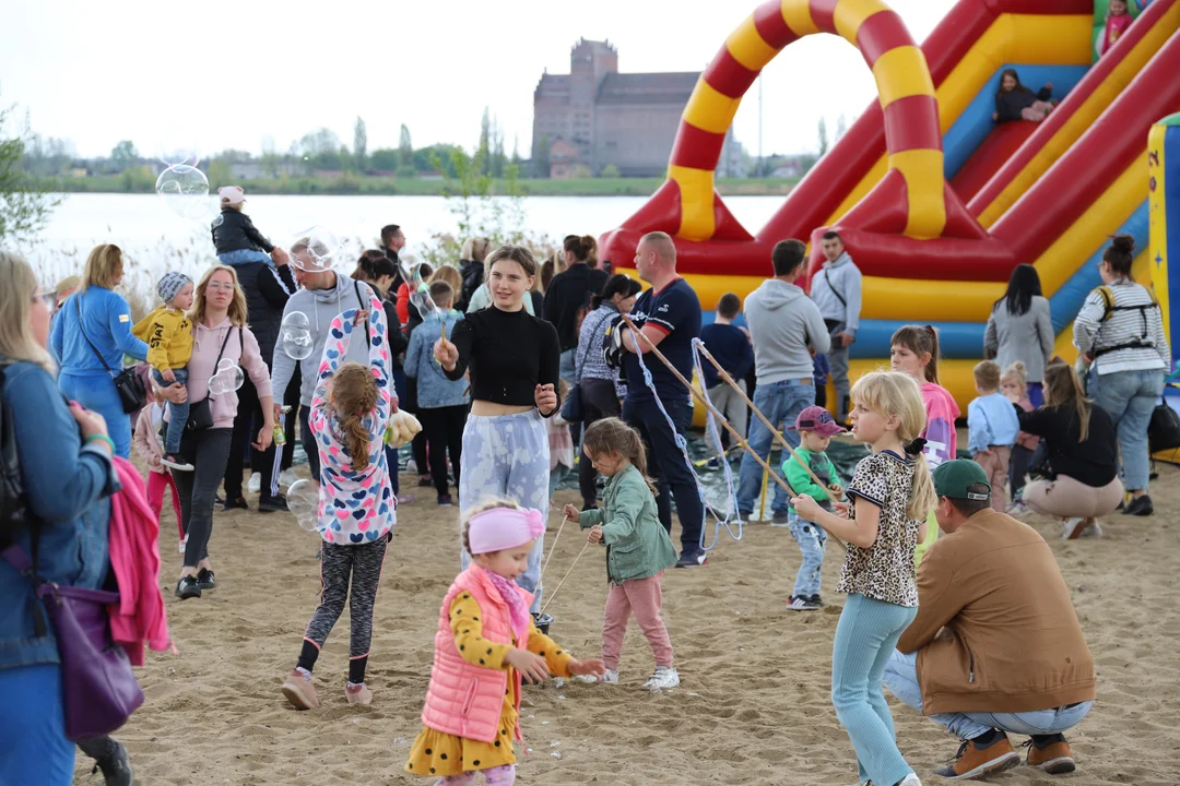 Bańki mydlane, zjeżdżalne i smok Edzio. Dobra zabawa na plaży [ZDJĘCIA] - Zdjęcie główne