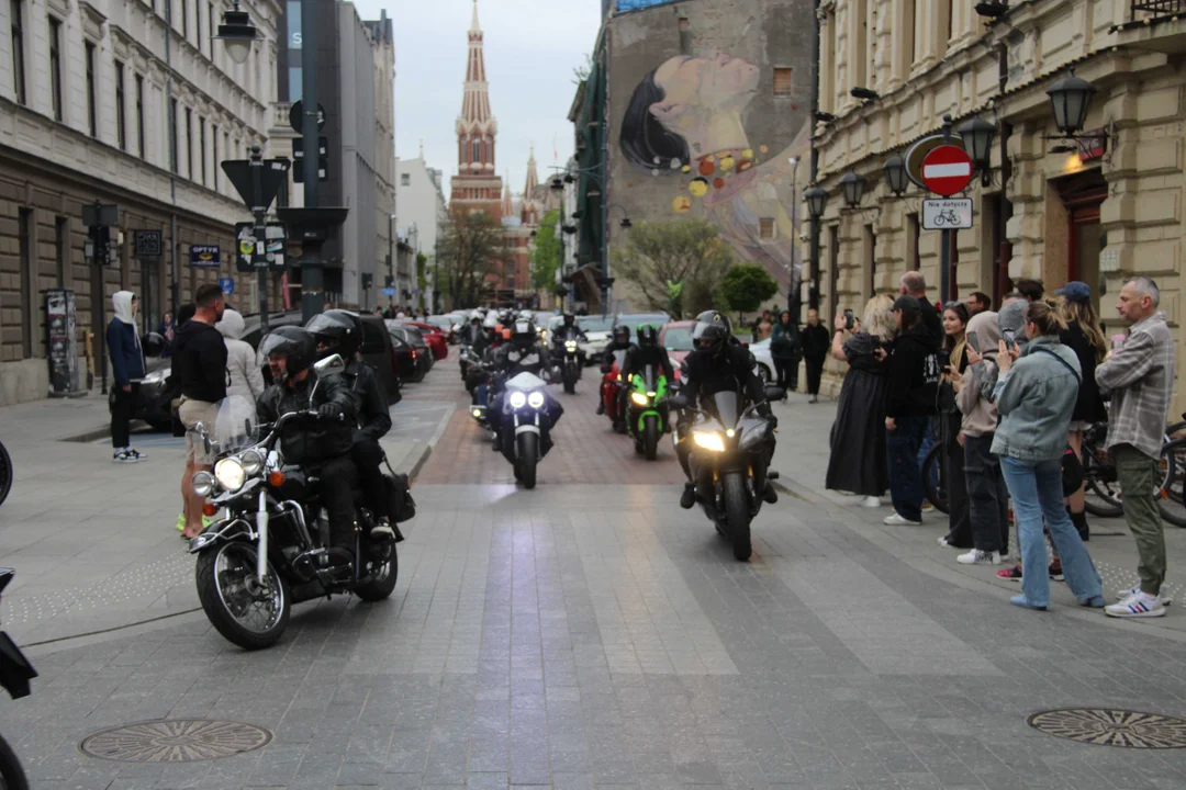 Wielka parada motocyklowa na ulicy Piotrkowskiej w Łodzi