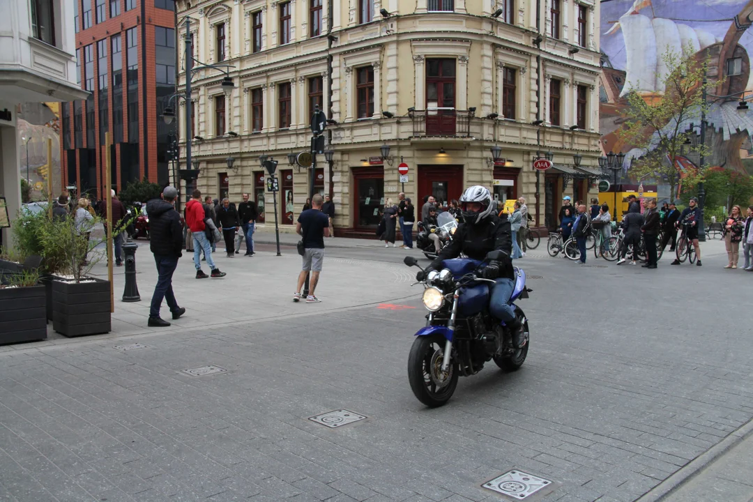 Wielka parada motocyklowa na ulicy Piotrkowskiej w Łodzi