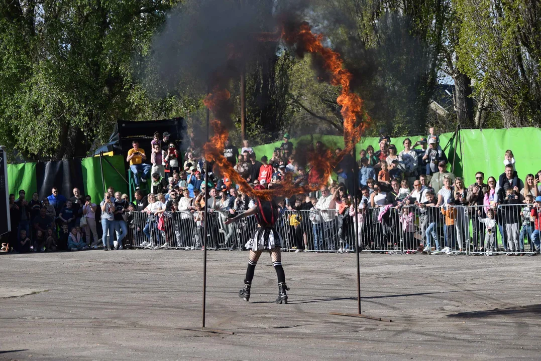 Giganty na czterech kołach zrobiły duże show! Widowiskowy pokaz monster trucków