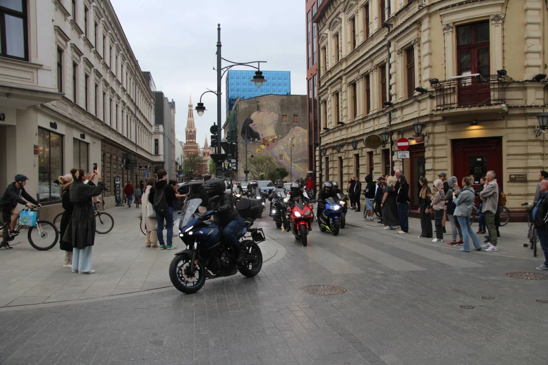 Wielka parada motocyklowa na ulicy Piotrkowskiej w Łodzi