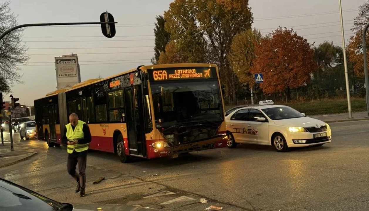 Wielki huk niedaleko Manufaktury. Na Kozinach zderzyły się cztery pojazdy w tym autobus MPK Łódź - Zdjęcie główne