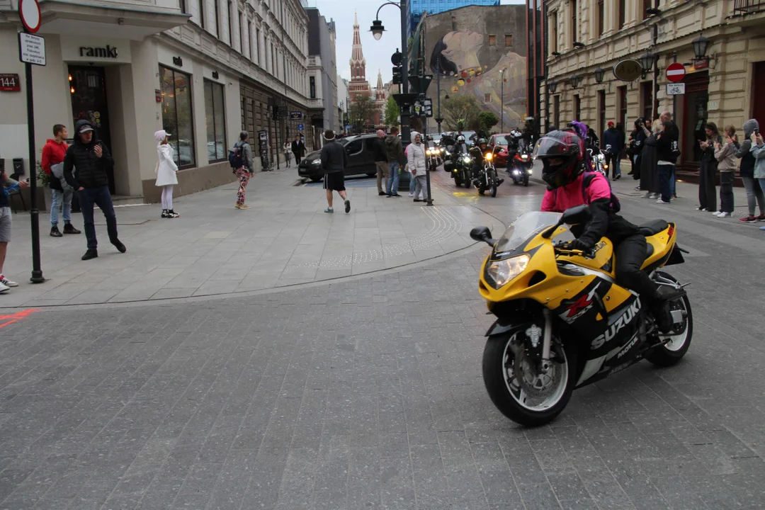 Wielka parada motocyklowa na ulicy Piotrkowskiej w Łodzi