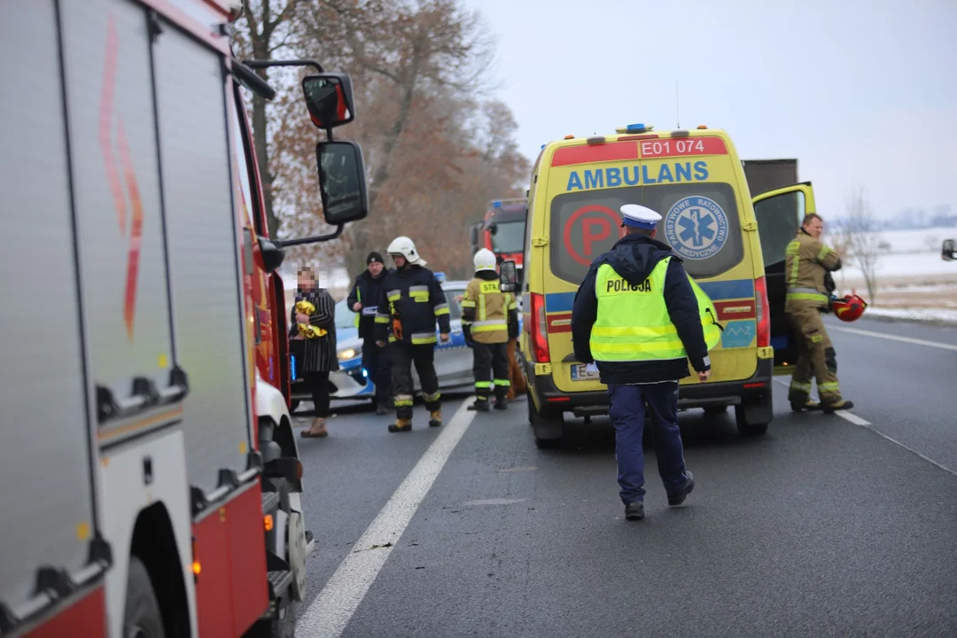 Na DK 92 pod Kutnem w miejscowości Skłóty samochód osobowy wpadł do rowu