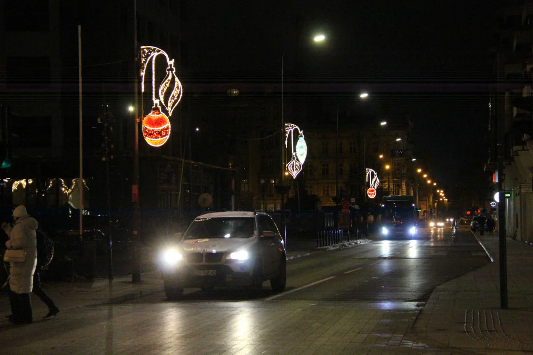 Ulica Piotrkowska w Łodzi stroi się na święta