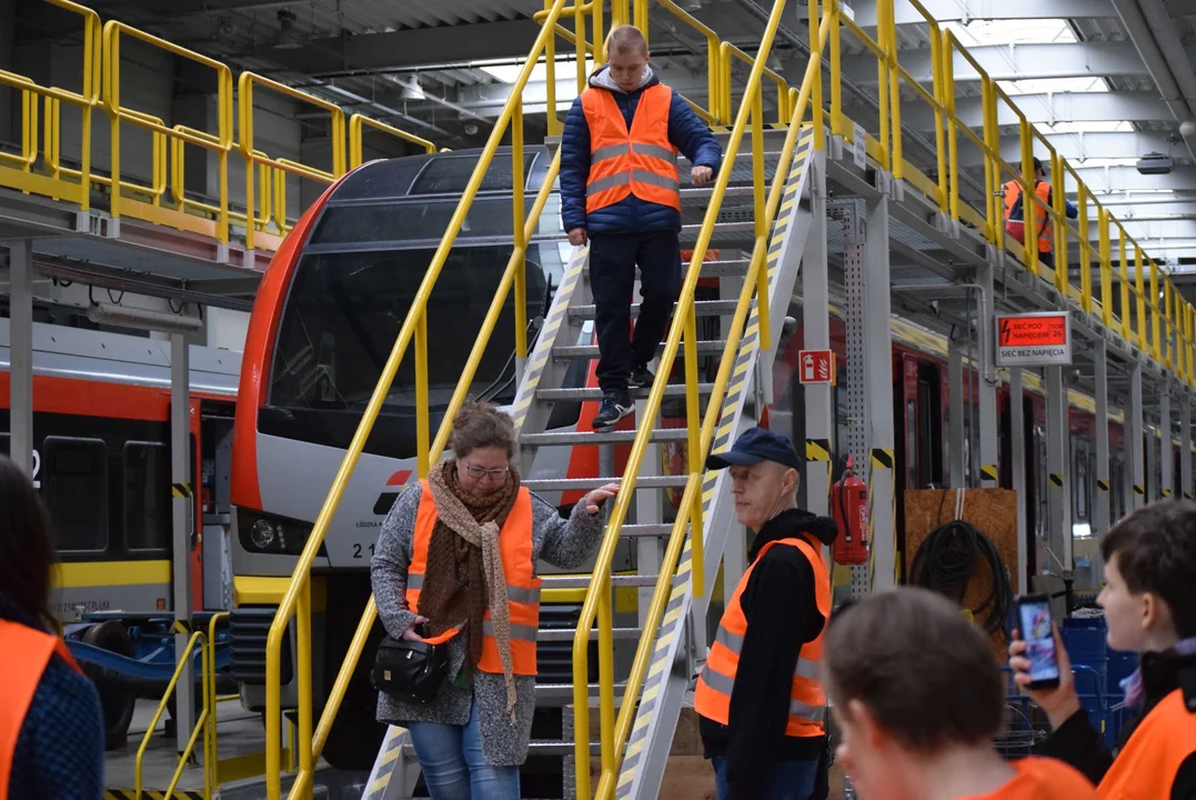 Młodzi pasjonaci kolei odwiedzili zaplecze techniczne ŁKA. Zobacz, jak wygląda w środku [zdjęcia]