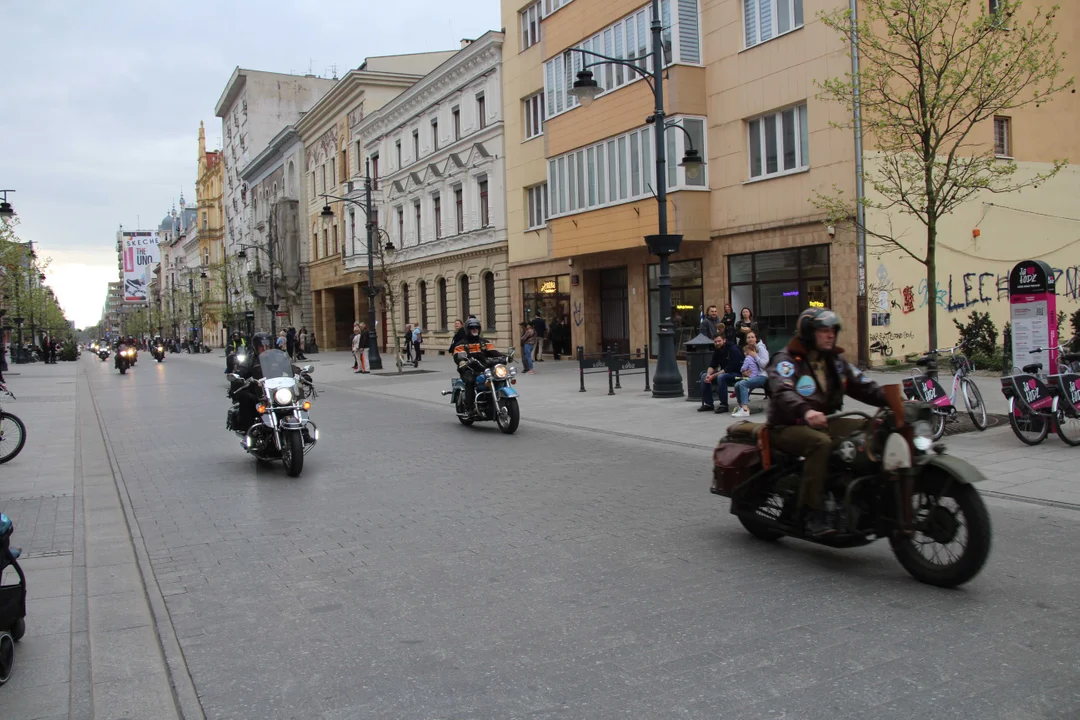 Wielka parada motocyklowa na ulicy Piotrkowskiej w Łodzi