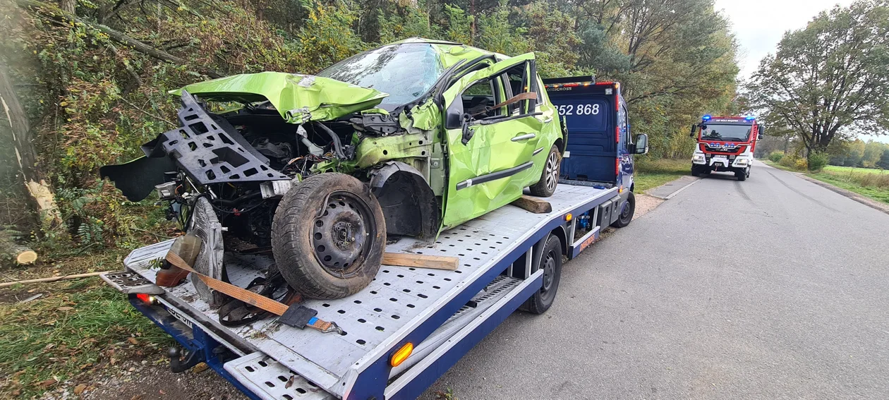 Wjechała osobówką w przydrożne drzewa. Kobietę w ciężkim stanie zabrał LPR