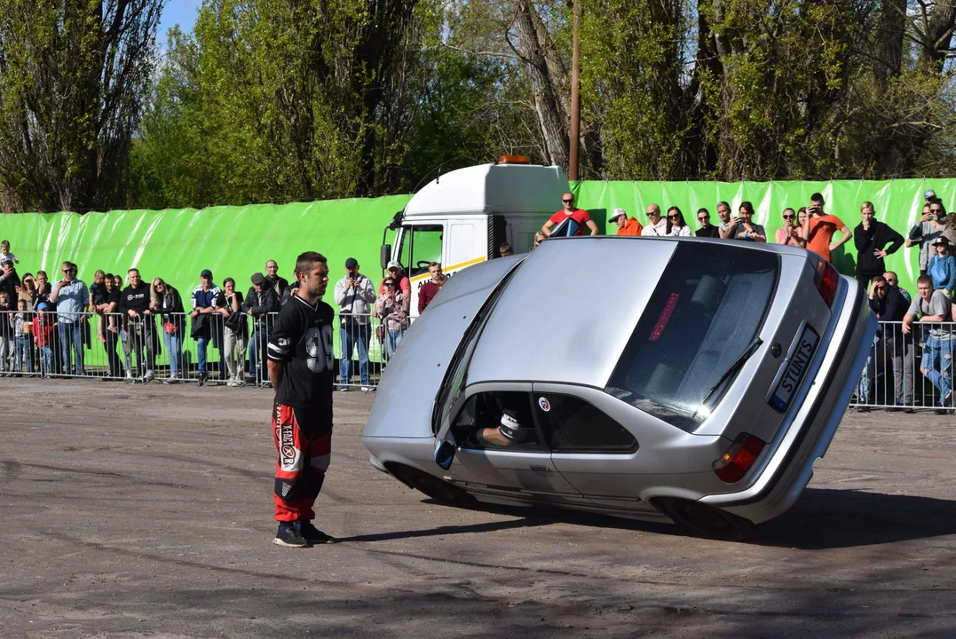 Giganty na czterech kołach zrobiły duże show! Widowiskowy pokaz monster trucków