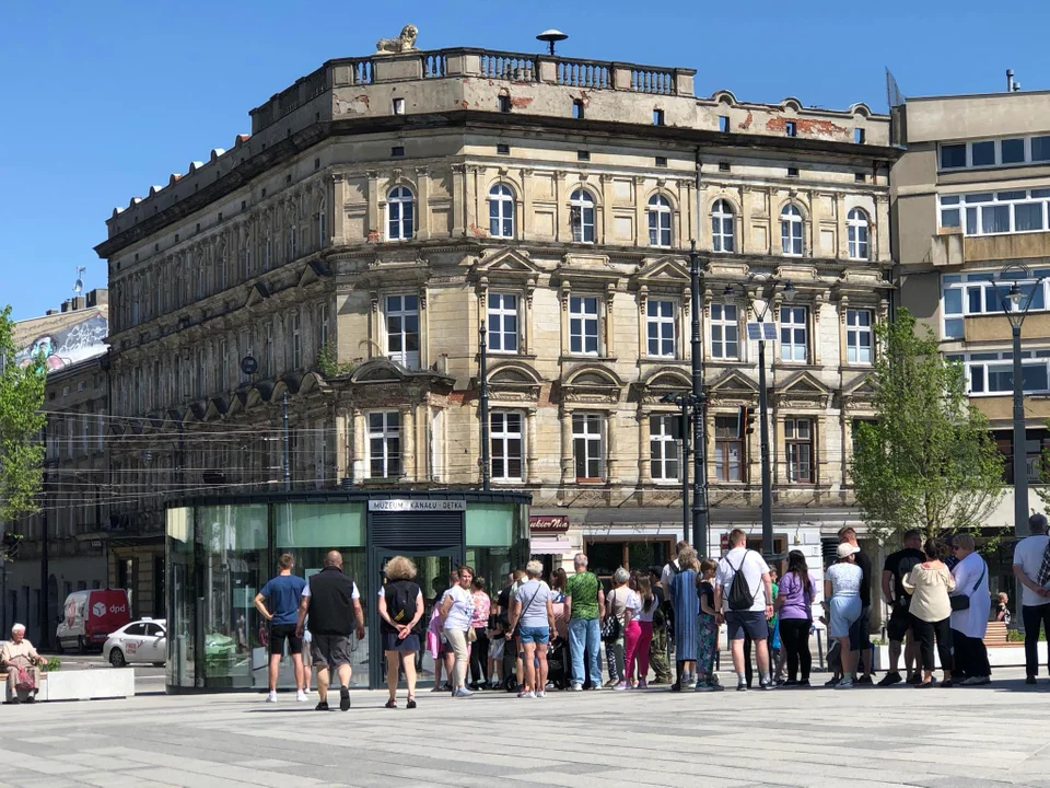 Kolejka chętnych do wejścia Muzeum Kanału "Dętka" w Łodzi