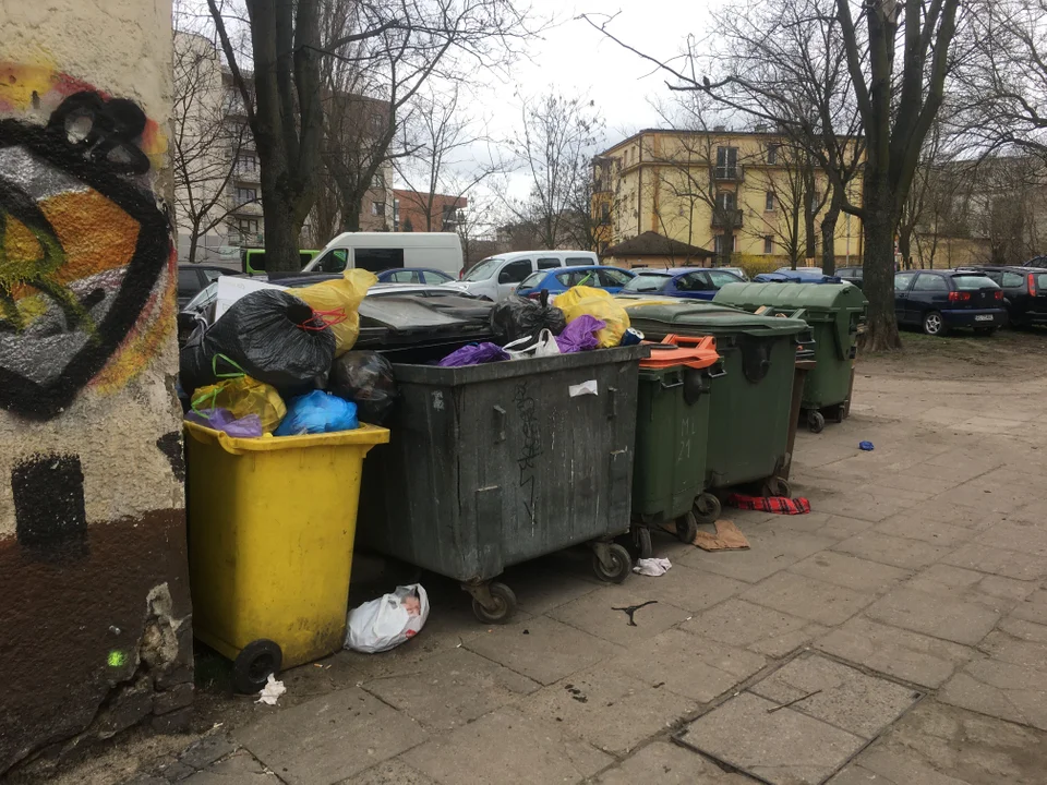 Śmierdzący problem na ulicy Mielczarskiego. Ulica tonie w śmieciach.