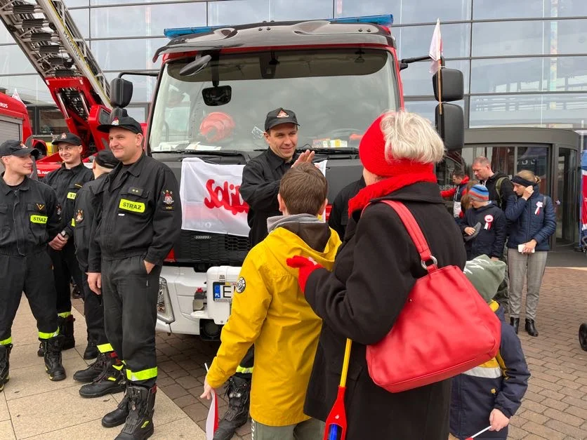 Obchody Święta Niepodległości w Łodzi na rynku Manufaktury