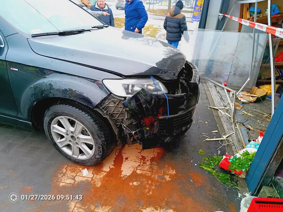 Pomylił pedały. Nietypowy wypadek pod Łodzią [FOTO] - Zdjęcie główne