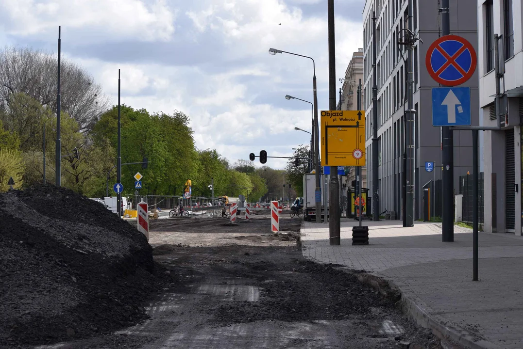 Utrudnienia dla kierowców i pieszych na skrzyżowaniu ul. Ogrodowej i ul. Zachodniej. Obok trwa budowa "Bulwarów Północnych" oraz modernizacja parku Staromiejskiego.