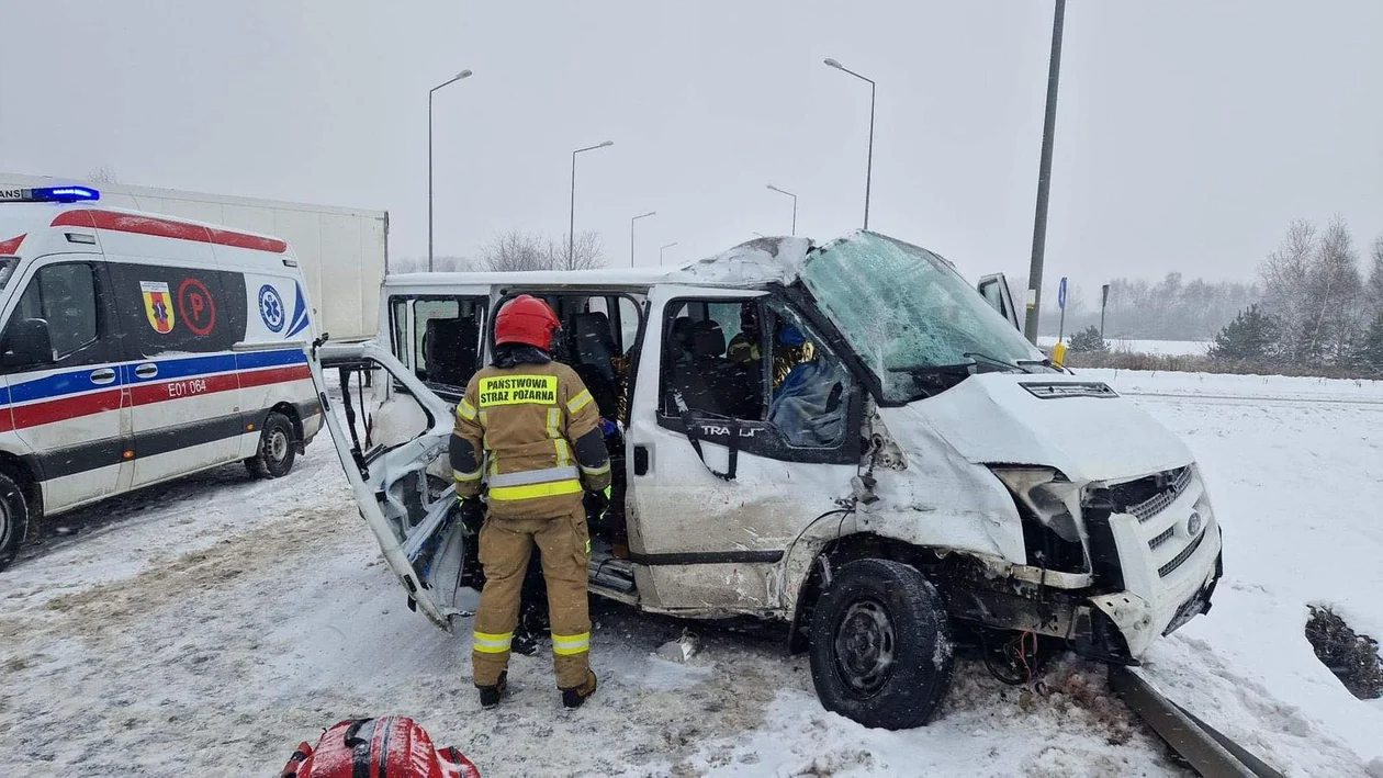 Wypadek w Strykowie. Zderzenie samochodu ciężarowego z samochodem dostawczym.