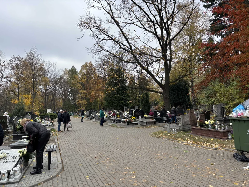 Korki w okolicach cmentarza na Dołach