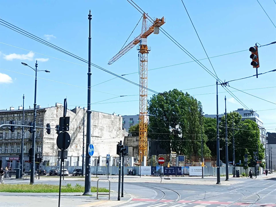 Łódź zyska kolejny zabudowany narożnik. Wysoki dźwig już stoi. Gdzie go spotkamy? [ZDJĘCIA] - Zdjęcie główne