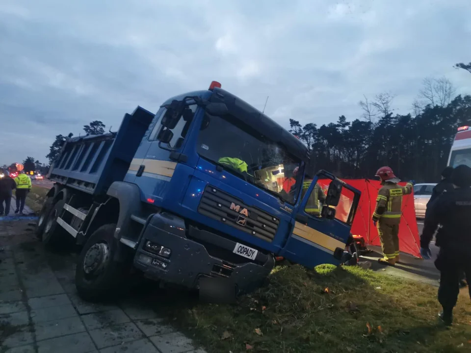 Łódzkie. Tragiczny wypadek z udziałem czterech pojazdów. Nie żyje jedna osoba - Zdjęcie główne