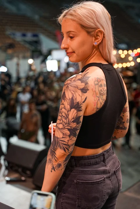 Łódź Tattoo Konwent w Atlas Arenie, wielu łodzian z nowymi dziarkami.