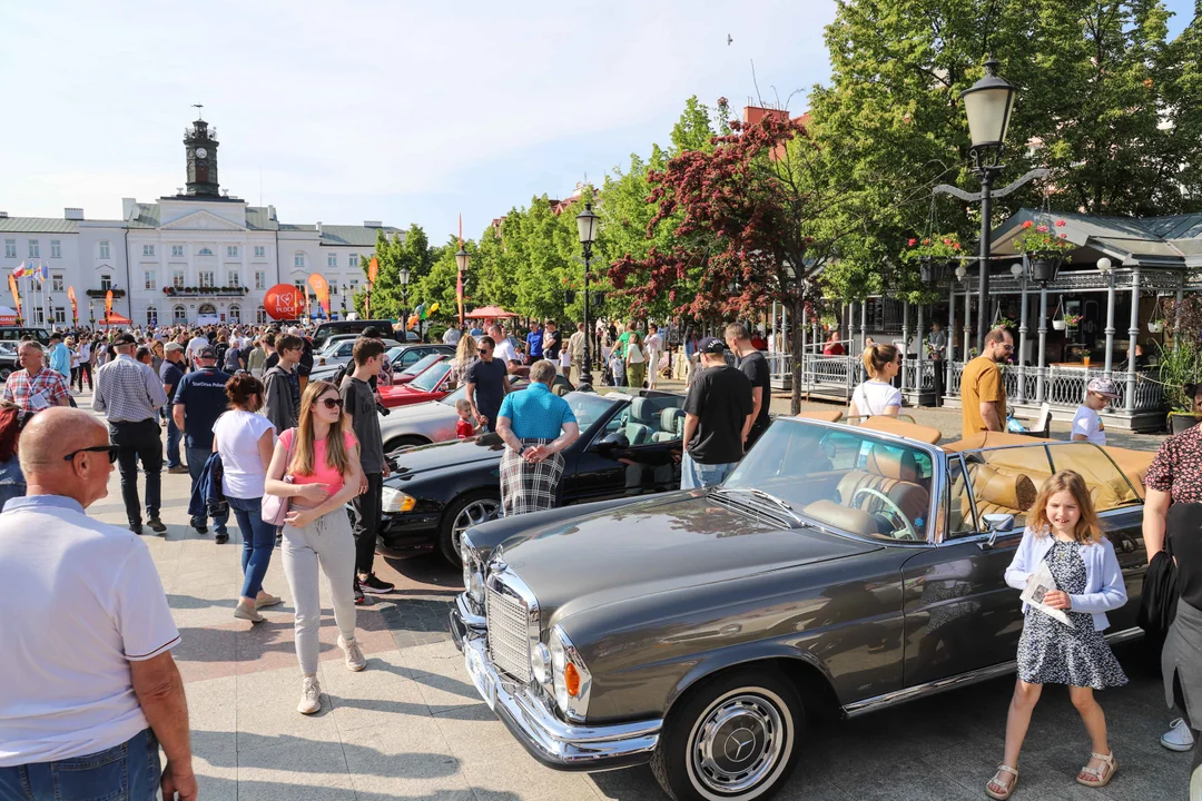 Historia motoryzacji na Starym Rynku. XVII edycja "Mercedesem po Wiśle" w Płocku! [ZDJĘCIA] - Zdjęcie główne